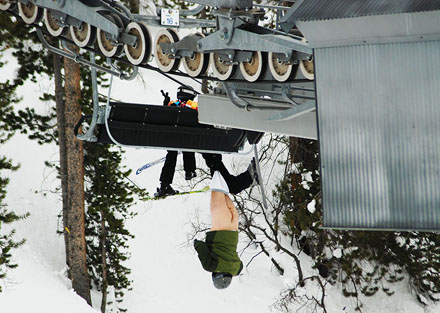 Nackt am Skilift hängen