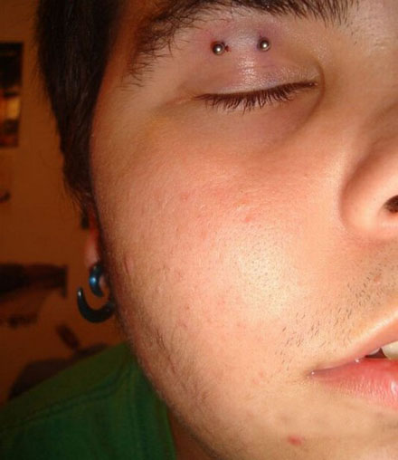 #02 Augen-Piercings