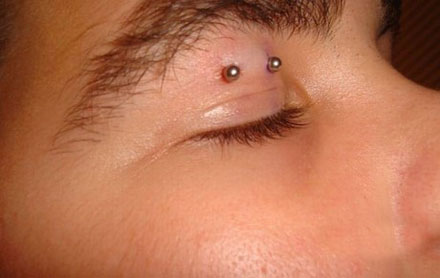 #04 Augen-Piercings