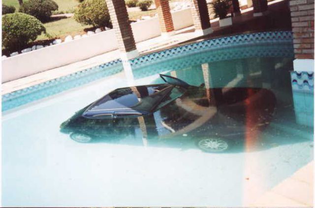 Den Wagen im Pool parken