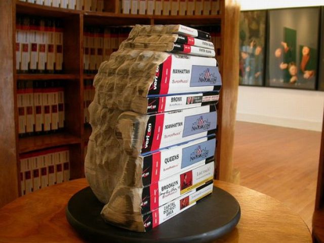 Skulpturen aus alten Büchern schnitzen