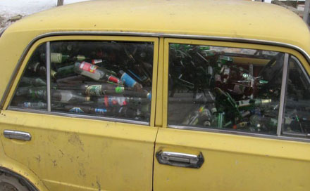 Auto voller Flaschen