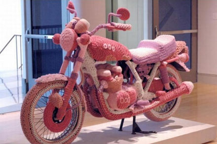 Motorrad in Wolle gepackt