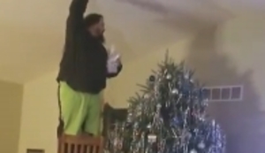 Wenn Papa den Baum schmückt