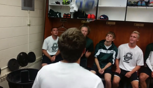 Kopfballtraning in der Umkleide