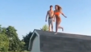 Vom Dach übers Trampolin in den Pool