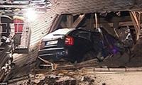 Auto fliegt in Kirchendach