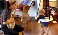 Baby fährt auf Banjos ab