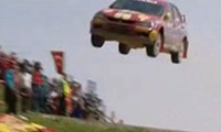 Heftiger Sprung mit dem Rallywagen