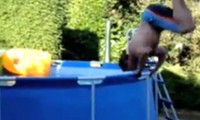 Wenn der Papa in den Pool springt