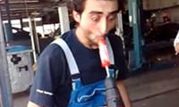 Eis essen auf der Arbeit
