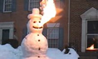 Feuerspuckender Schneemann