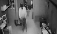 Frau hat Affäre mit einer Tür