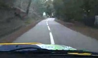 Rallywagen schiesst haarscharf an Zuschauer vorbei