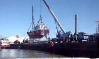 Ein Boot zu Wasser lassen