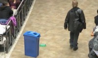 Flashmob wartet auf Flaschen-Entsorgung