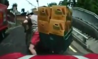 Mit dem Roller über eine Brücke