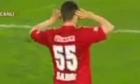 Er hat die Massen im Griff