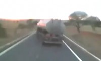 Truck rutscht über die Landstraße