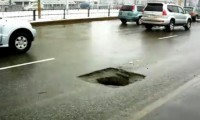 Kleines Loch in der Fahrbahn