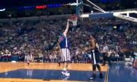 Riese Tiny spielt Basketball