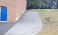 Lässig das Fahrrad abstellen