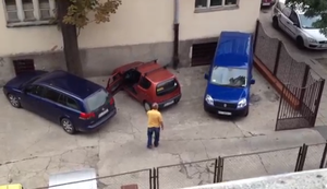 Ein Mann parkt aus