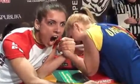 Frauen beim Armdrücken