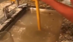 Abfluss am Waschbecken verstopft