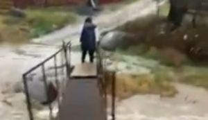 Mal den reissenden Bachlauf überqueren