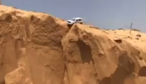 Auto stürzt von der Klippe