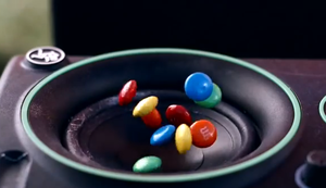 Verschiedene Dinge auf einem Lautsprecher