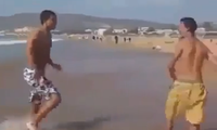 Wrestling-Move am Strand