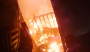 Feuerwehrmann mit Helmkamera