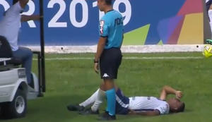 Verletzten Fussballspieler einsammeln