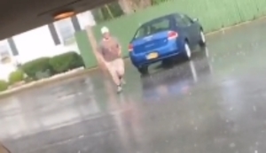 In den Kofferraum springen
