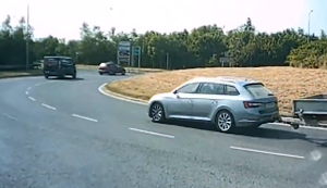 Mit Anhänger in den Kreisverkehr