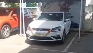 Mit dem neuen Auto vom Hof fahren