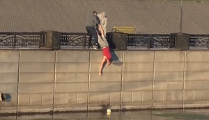 Ball aus dem Fluss retten