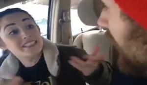 Freundin erschrecken