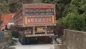 Kurve zu eng für den LKW