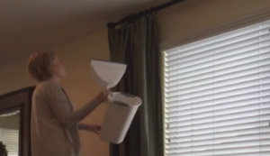 Eine Maus mit einem Eimer einfangen