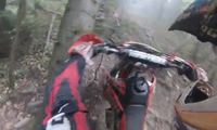 Dem Kumpel das Motorrad zuwerfen