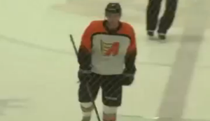 Eishockeyspieler haut sich selbst um