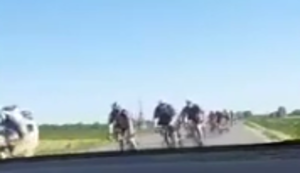 Rennradfahrer vs Hindernis