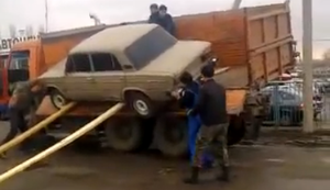 Vorsichtig die Karre abladen