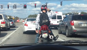 Biker tanzt an der Ampel