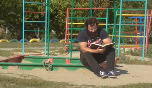 Mit der Tochter auf dem Spielplatz
