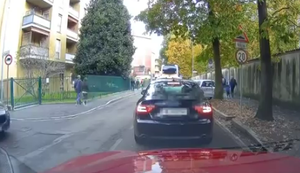 Schön am Stau vorbei fahren