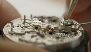 Eine handgefertigte Luxus-Uhr entsteht
